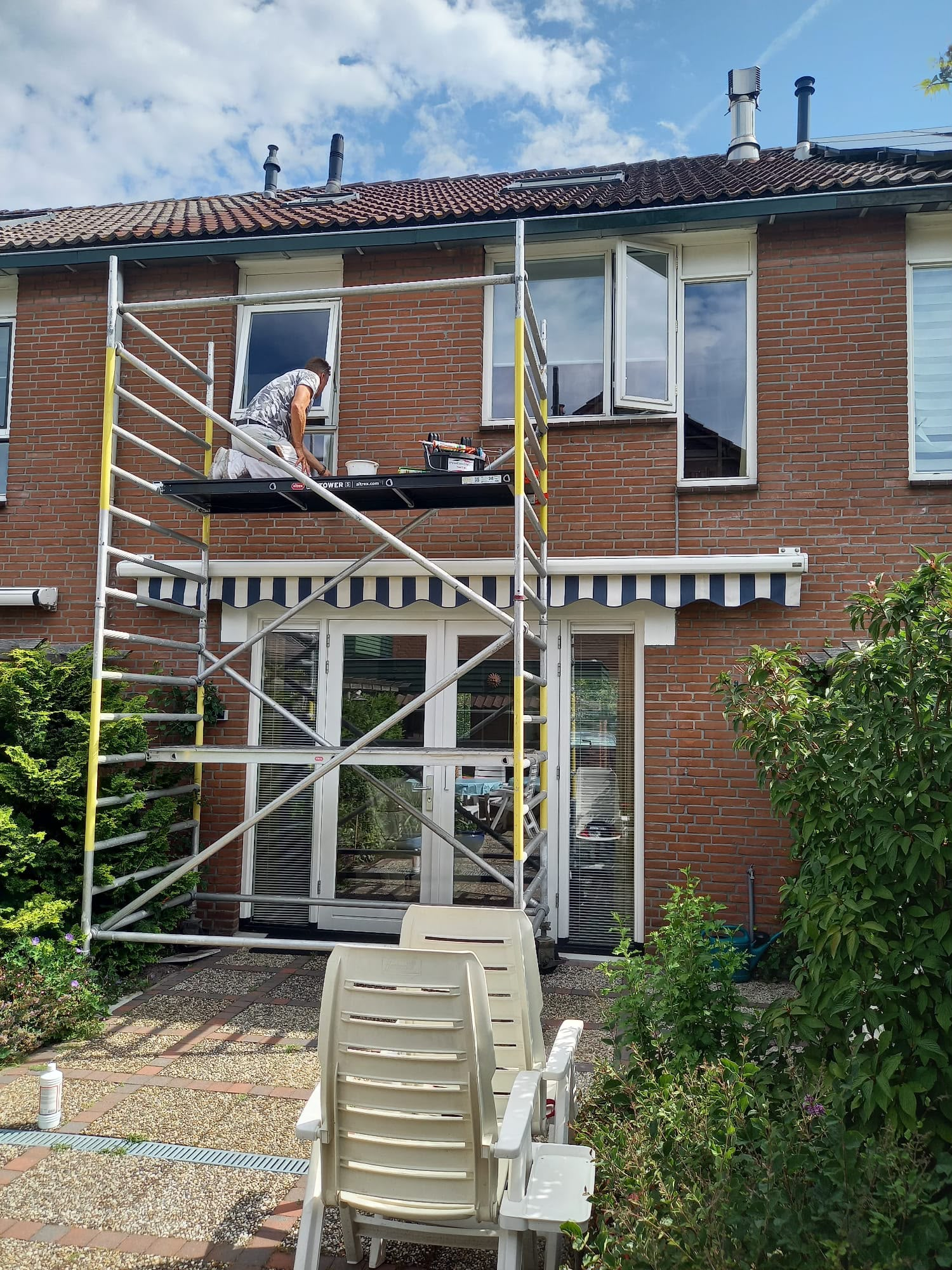 Schilderwerk met steiger Schilderwerk met steiger