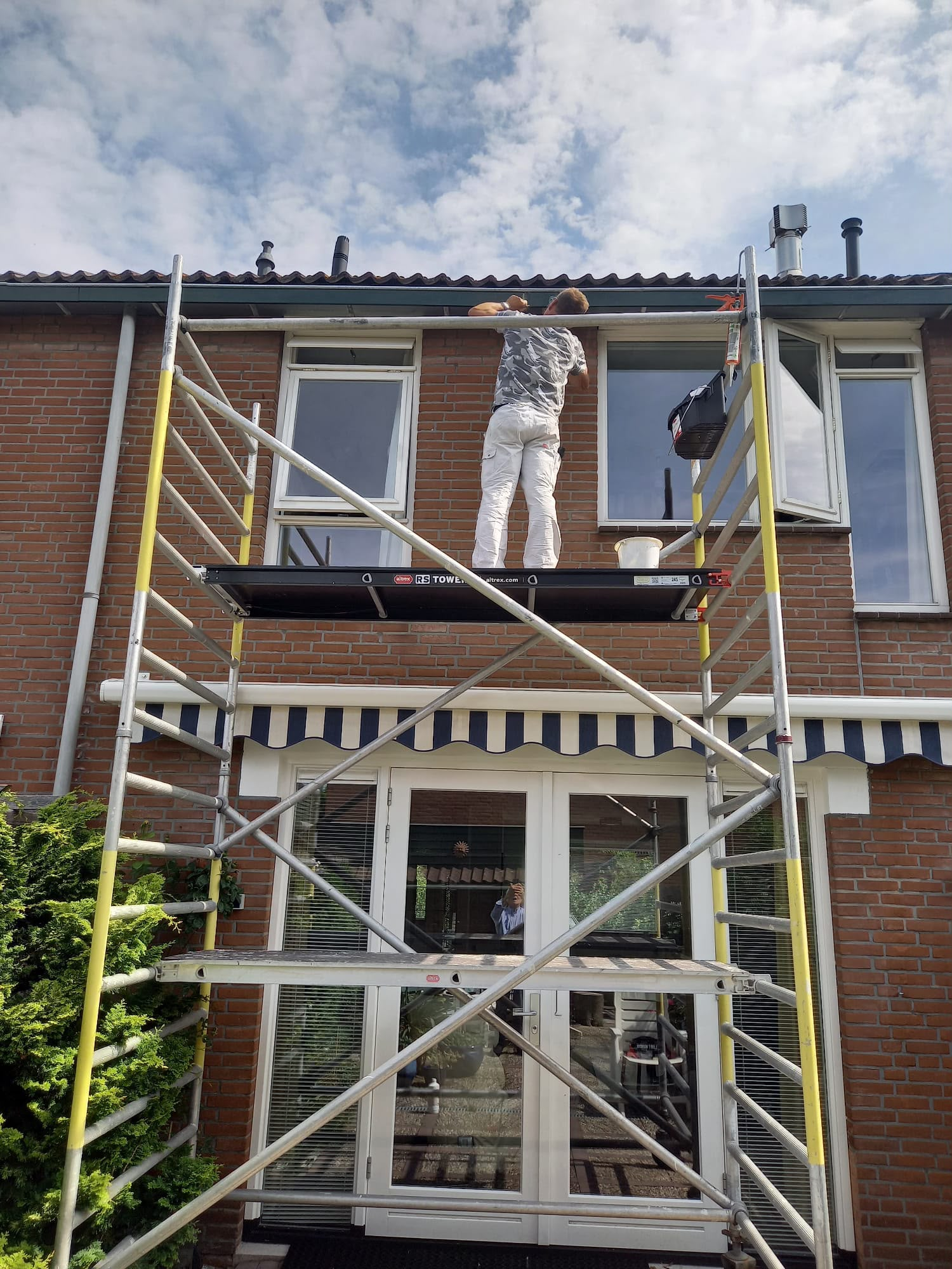 Schilderwerk met steiger Schilderwerk met steiger